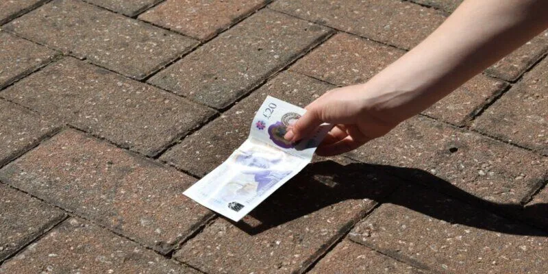 Mơ nhặt được tiền đánh con gì khi đang đi trên đường?